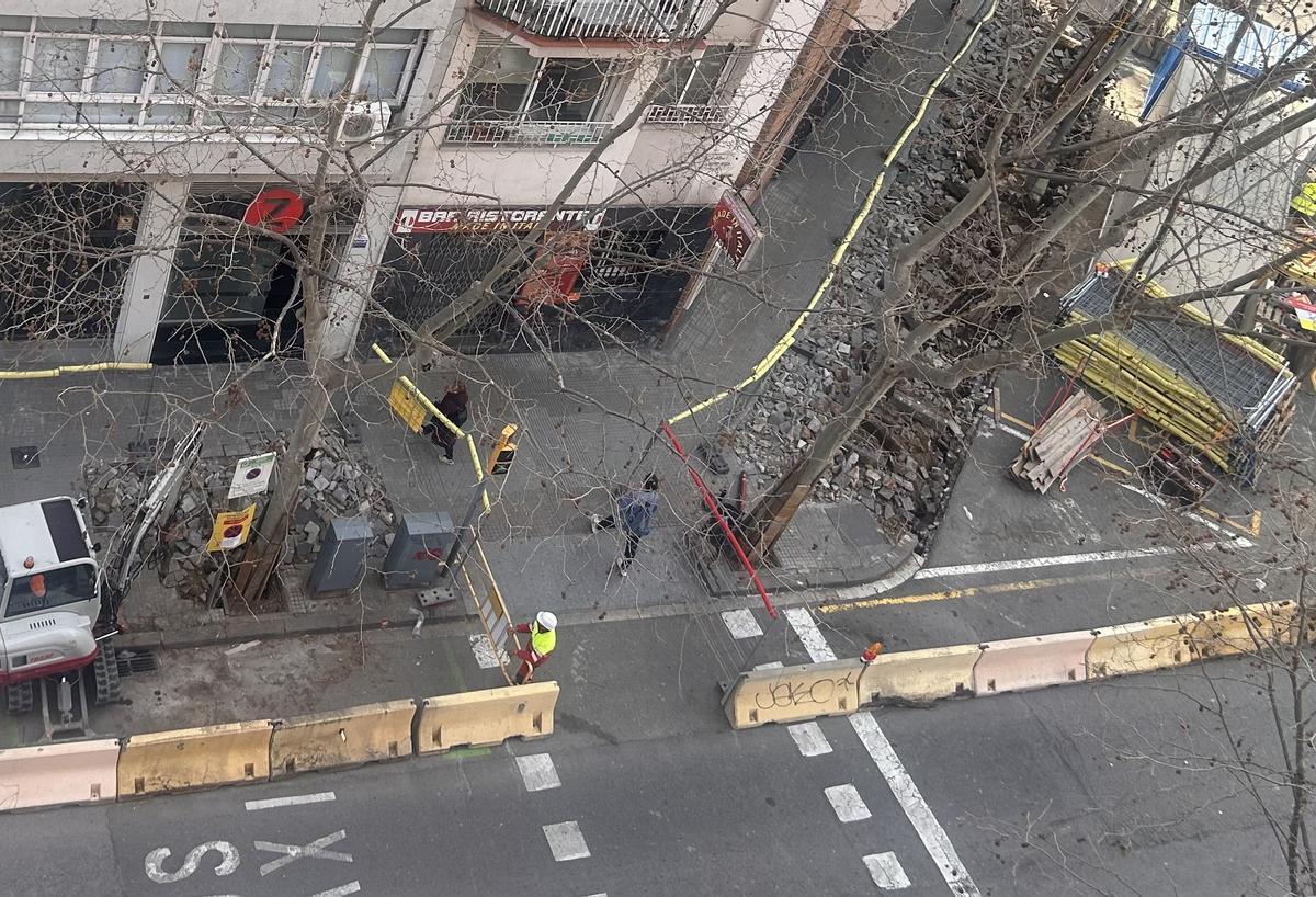 Tres intervenciones en la acera de la calle de Espronceda en cuatro meses.