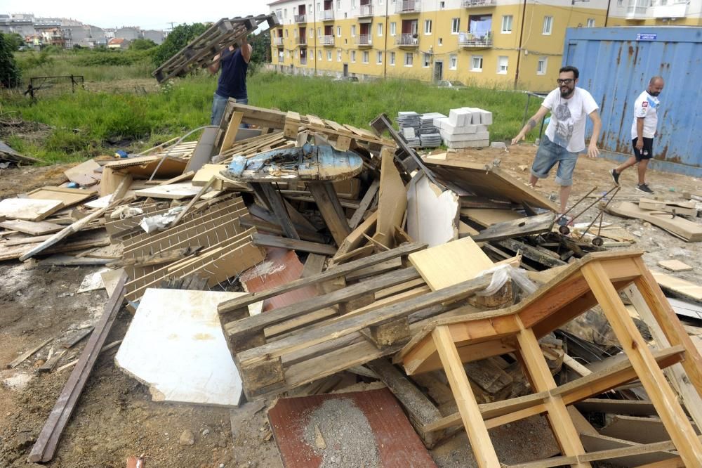 Los barrios del Agra do Orzan y Os Mariñeiros ultiman los detalles para la celebración de este San Juan 2016 en A Coruña. El Concello recibe 500 peticiones de hogueras, más del doble que el año pasado.