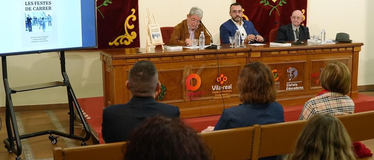 Segura, el alcalde Benlloch y Gimeno presentaron ayer el libro de las fiestas de calle de Vila-real.