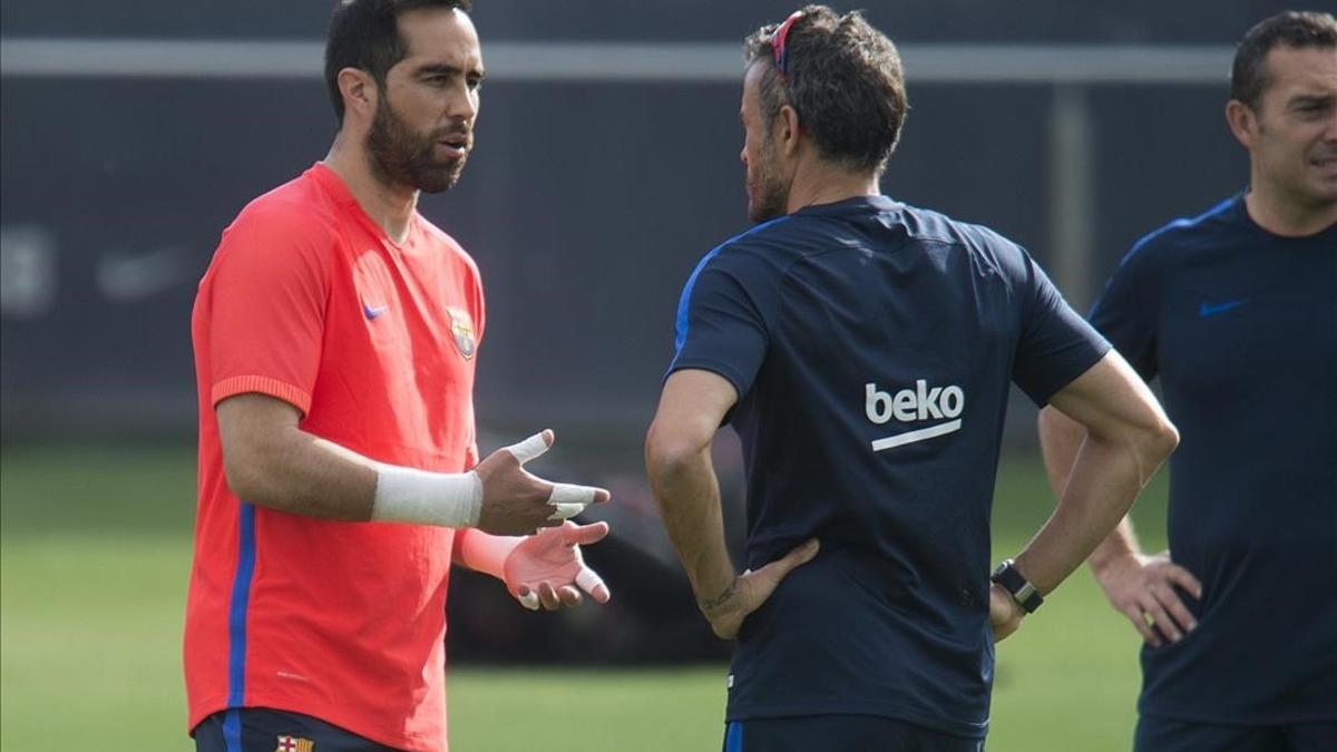 Claudio Bravo habla con Luis Enrique durante un entrenamiento del Barcelona