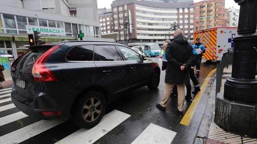 El vehículo que atropelló a la joven ayer en la calle Fray Ceferino.