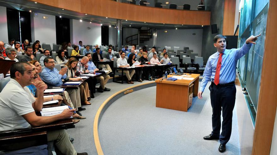 Juan Pérez impartiendo clases.