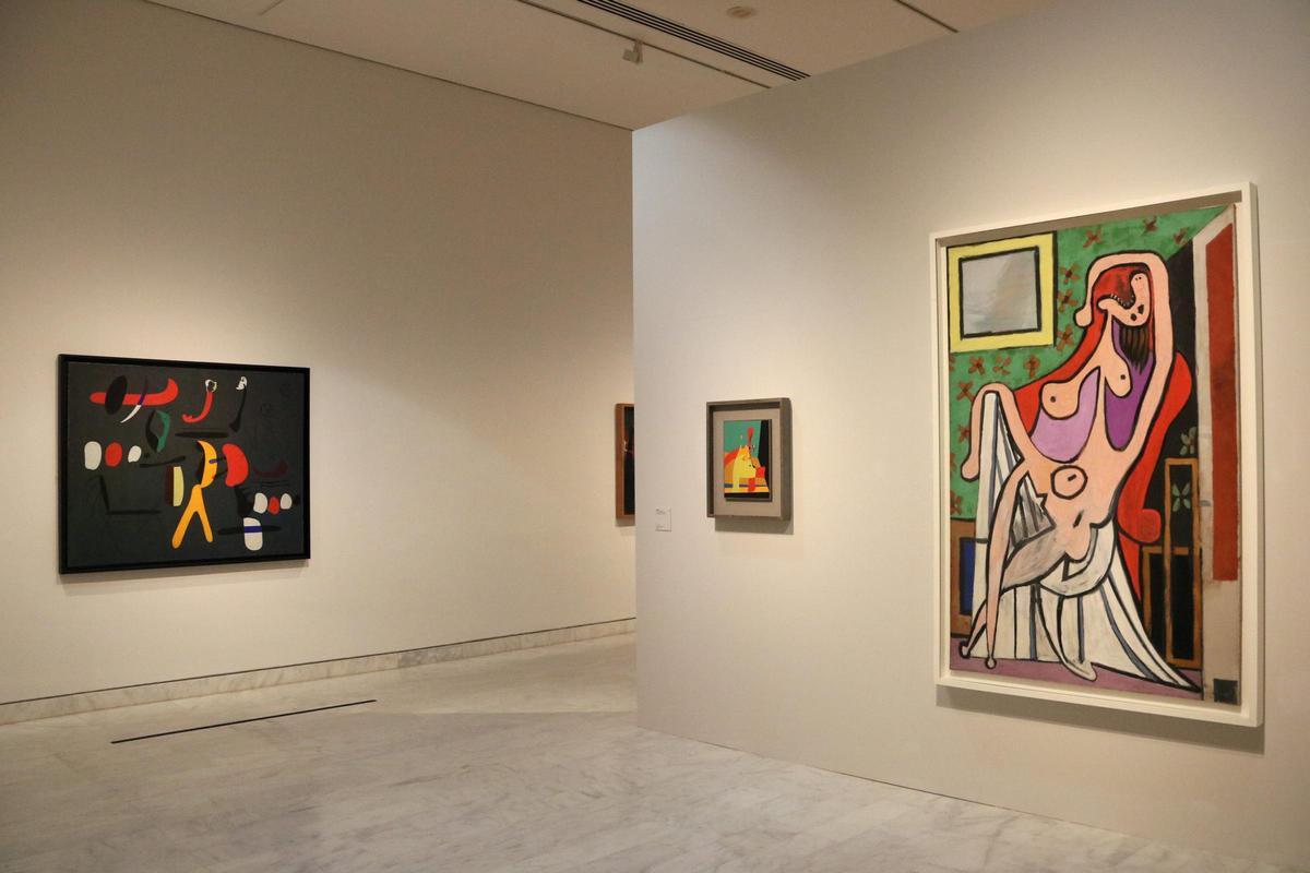 'El gran desnudo en una butaca roja', de Picasso, dialoga con 'Llama en el espacio y mujer desnuda', de MIró.
