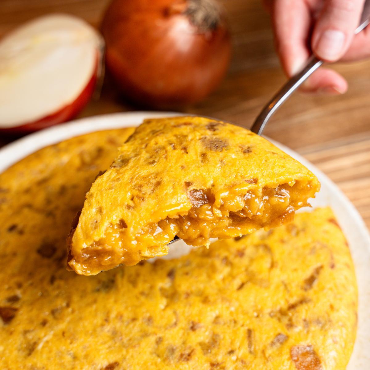 Su tortilla con cebolla confitada es una de las que más éxito tiene