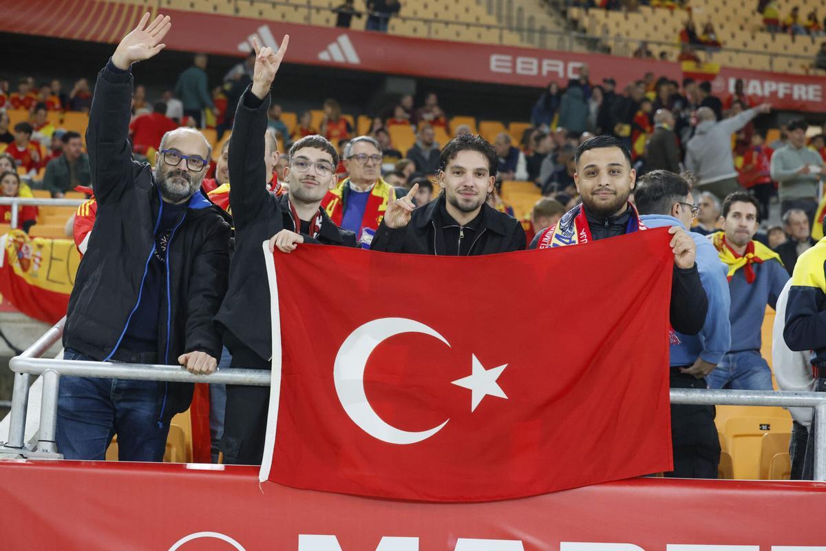 SEVILLA, 18/11/2025.- Aficionados de la selección de Turquía antes del inicio del encuentro correspondiente a la fase de clasificación para el Mundial 2026 que disputan hoy martes España y Turquía en el estadio de La Cartuja, en Sevilla. EFE / José Manuel Vidal.