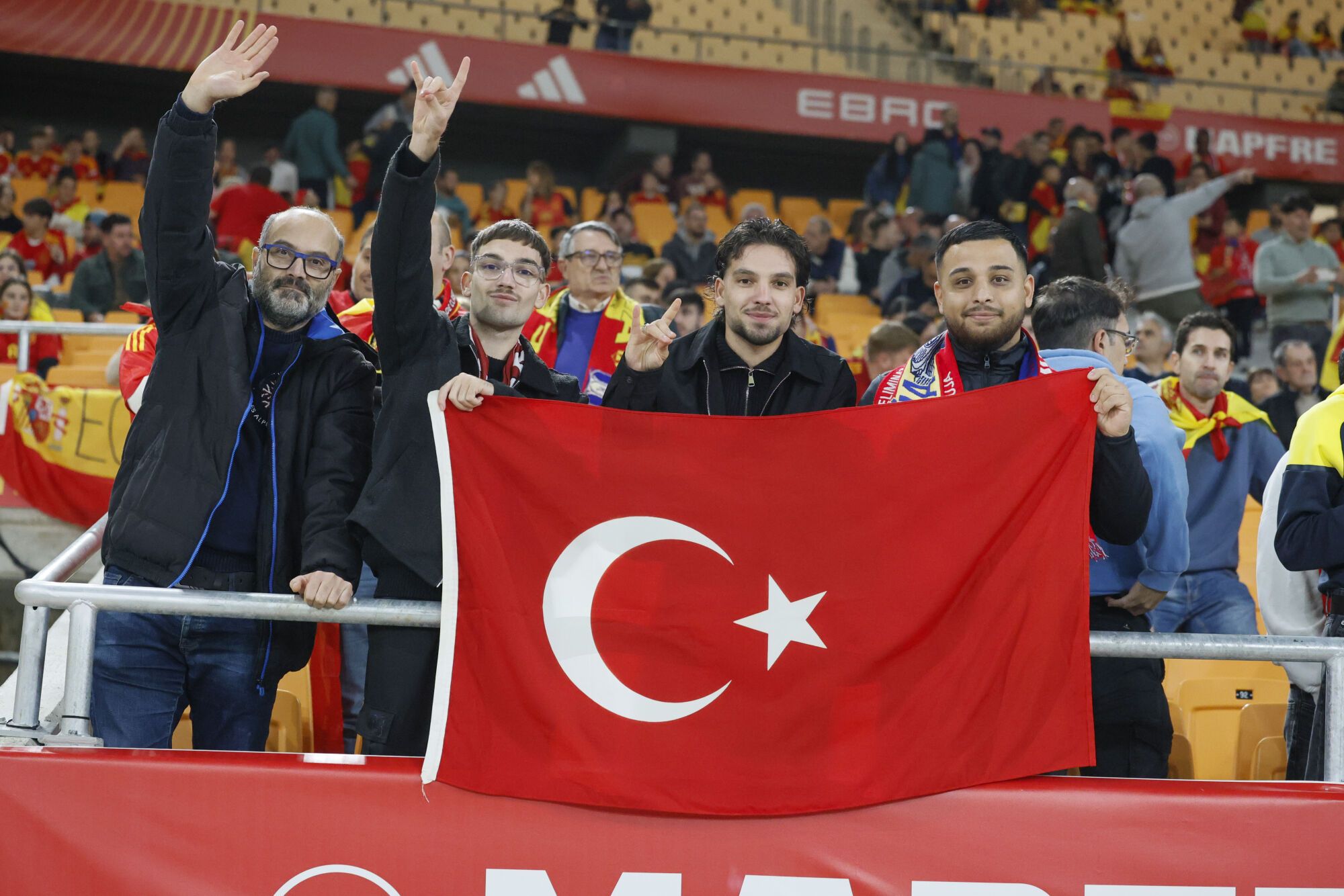 SEVILLA, 18/11/2025.- Aficionados de la selección de Turquía antes del inicio del encuentro correspondiente a la fase de clasificación para el Mundial 2026 que disputan hoy martes España y Turquía en el estadio de La Cartuja, en Sevilla. EFE / José Manuel Vidal.