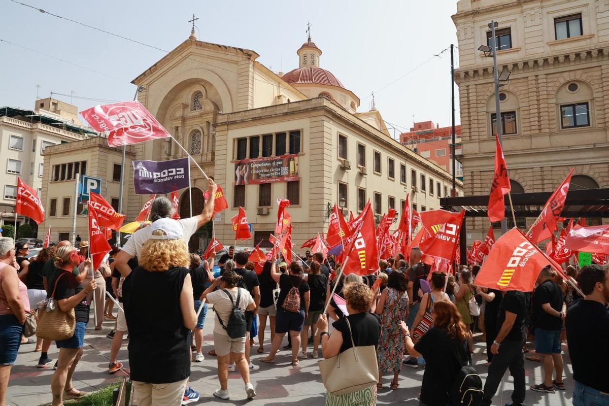 Concentración para exigir el desbloqueo del convenio de limpieza de edificios y locales de la provincia de Alicante