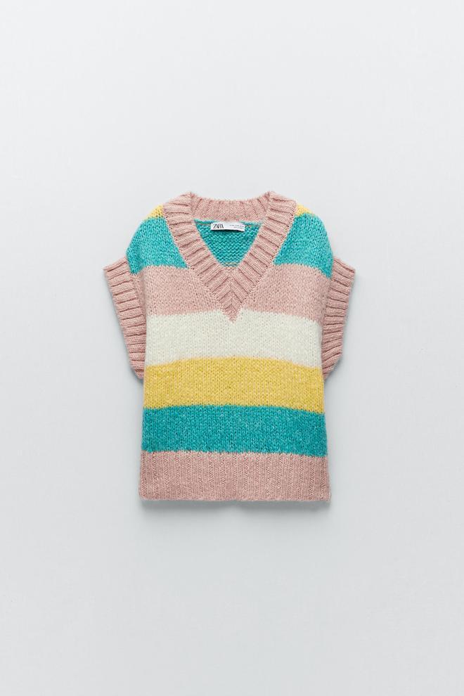 Chaleco de punto de rayas de colores, de Zara (22,95 euros)