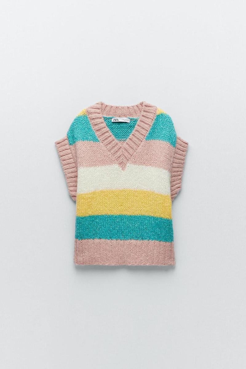 Chaleco de punto de rayas de colores, de Zara (22,95 euros)