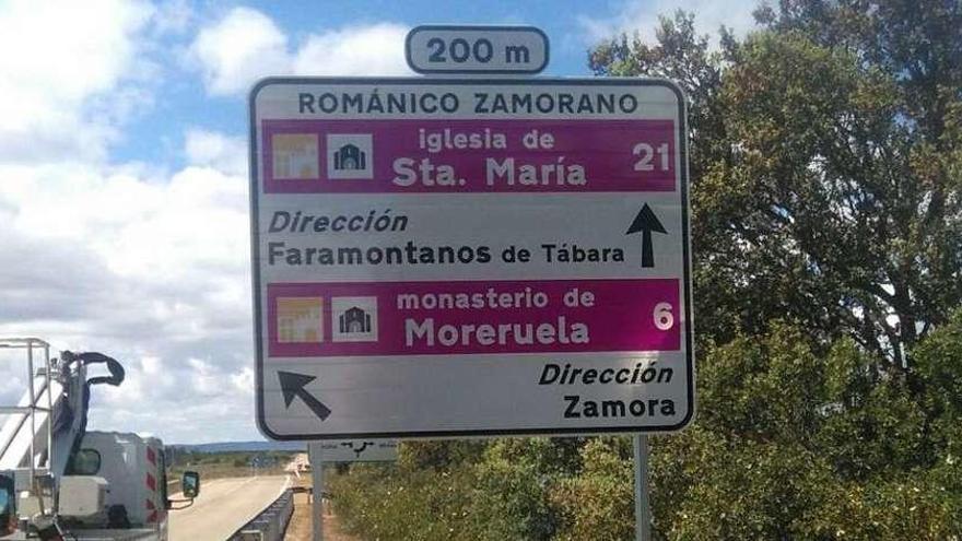 Cruce de la N-630 con la carretera de Faramontanos. Ya se ha corregido la distancia indicada al monasterio y a Tábara.