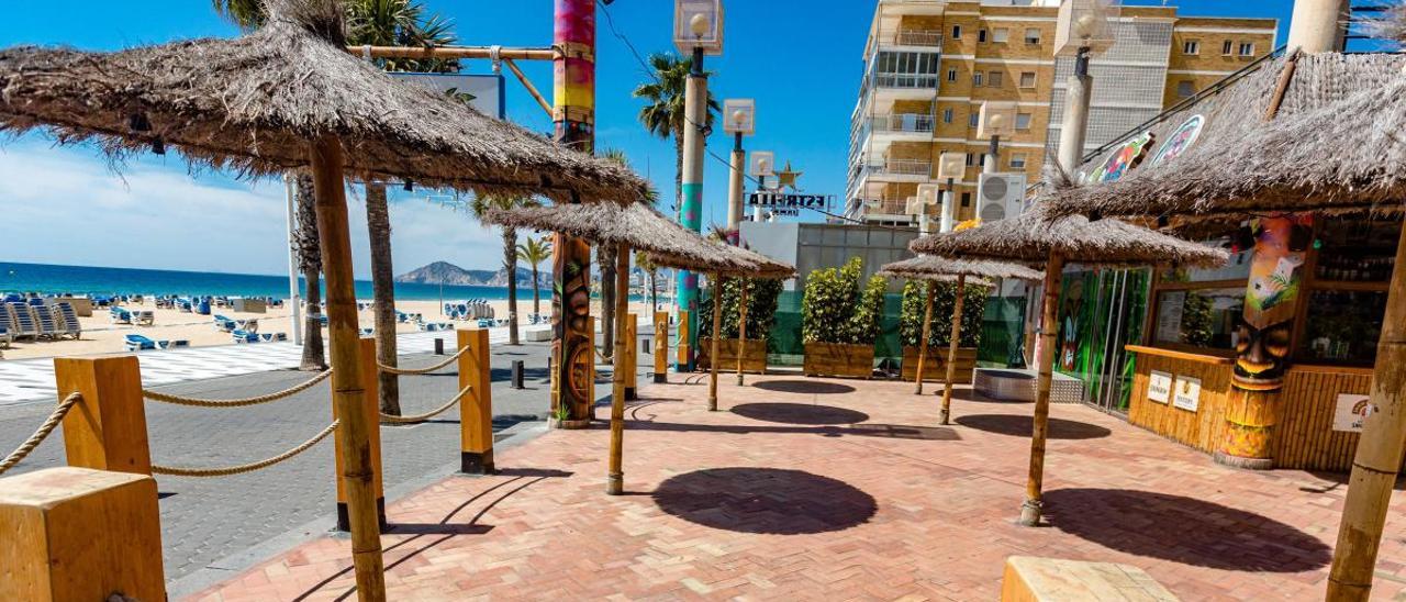 Imagen de una terraza de Benidorm cerrada durante el confinamiento