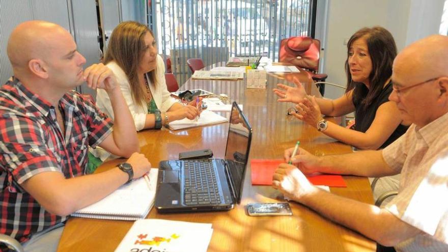 Los ediles José Ramón García y Marina Pineda (a la izquierda), con representantes de Adeipa.