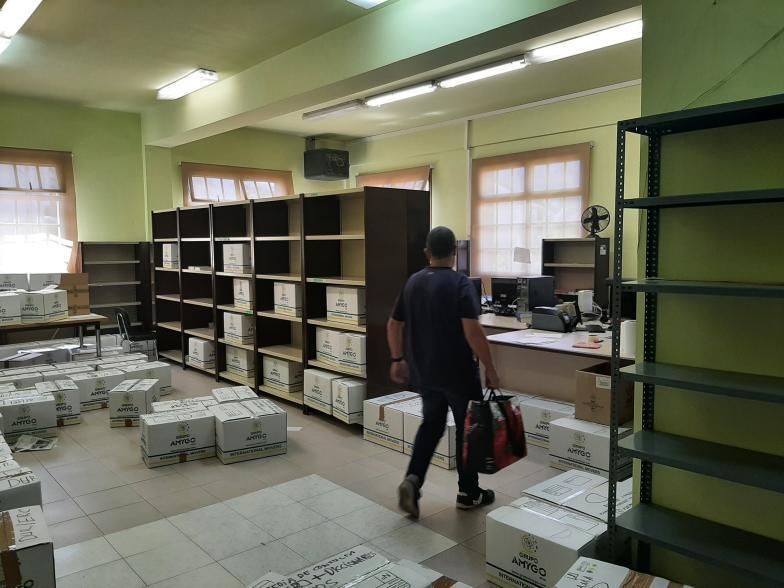 Cajas apiladas en el interior de la biblioteca antes de su traslado.