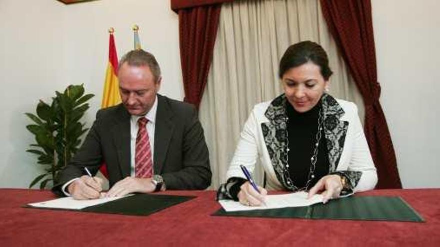 Fabra y Alonso, durante la firma del convenio en La Calahorra.