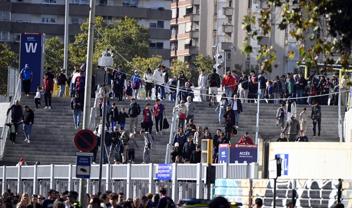 Barcelona. 07.11.2025.  Deportes.  El público abandona el Spotify Camp Nou tras el primer test con casi 22.000 aficionados en la grada que han presenciado el entrenamiento del primer equipo del Barça . Fotografía de Jordi Cotrina