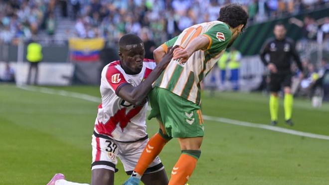 Ingreso extra en el Betis por Nobel Mendy: el central senegalés del Rayo Vallecano se marcha al Hull City y dejará otros cuatro millones de euros