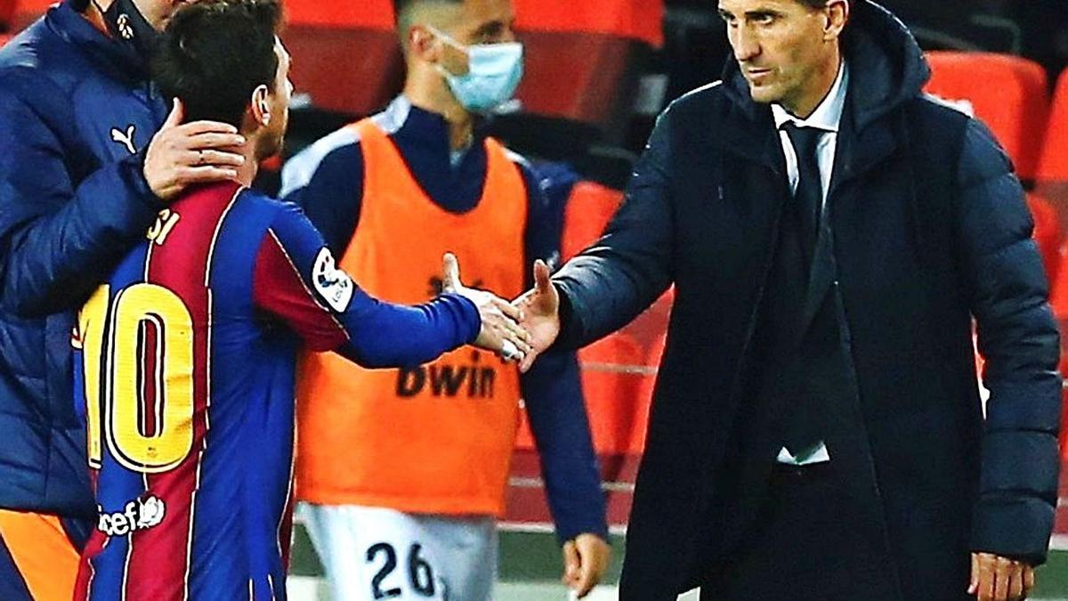 Javi Gracia y Leo Messi se saludan tras acabar el encuentro. | EFE/ENRIC FONTCUBERTA