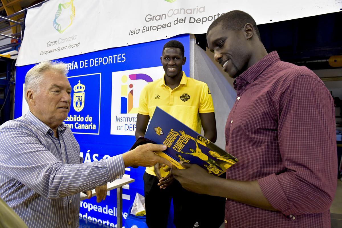 Juan Ruiz, presidente del Guaguas, obsequia a Savané con un libro sobre la historia del club.