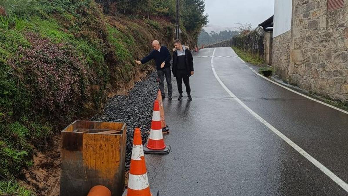 El alcalde de Catoira en el lugar de las obras de la Diputación de Pontevedra.