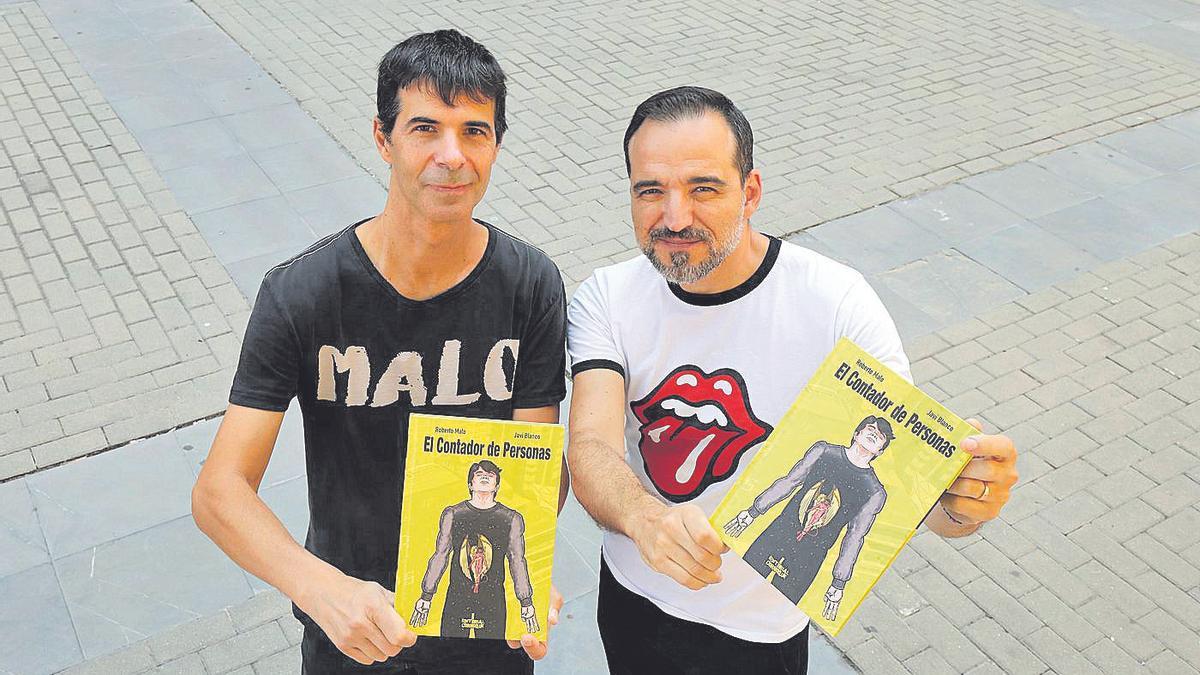 El escritor Roberto Malo y el dibujante Javi Blanco, junto a su nueva novela gráfica, ‘El contador de personas’.