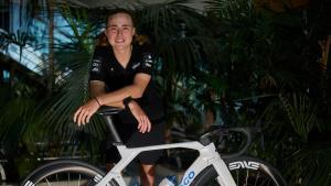 Paula Blasi posa para EL PERIÓDICO con su bici, el jueves en Santa Susanna.