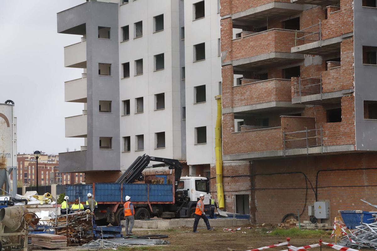A.J.González Córdoba En el entorno del Reina Sofía hay un edificio que construía antes de la crisis la empresa Dorica. Se quedó a medio hacer y lleva muchos años abandonado. Ahora hay una empresa que se ha quedado con el proyecto y está comercializando las viviendas. Century 21. La promoción se llama Cruz Conde Living