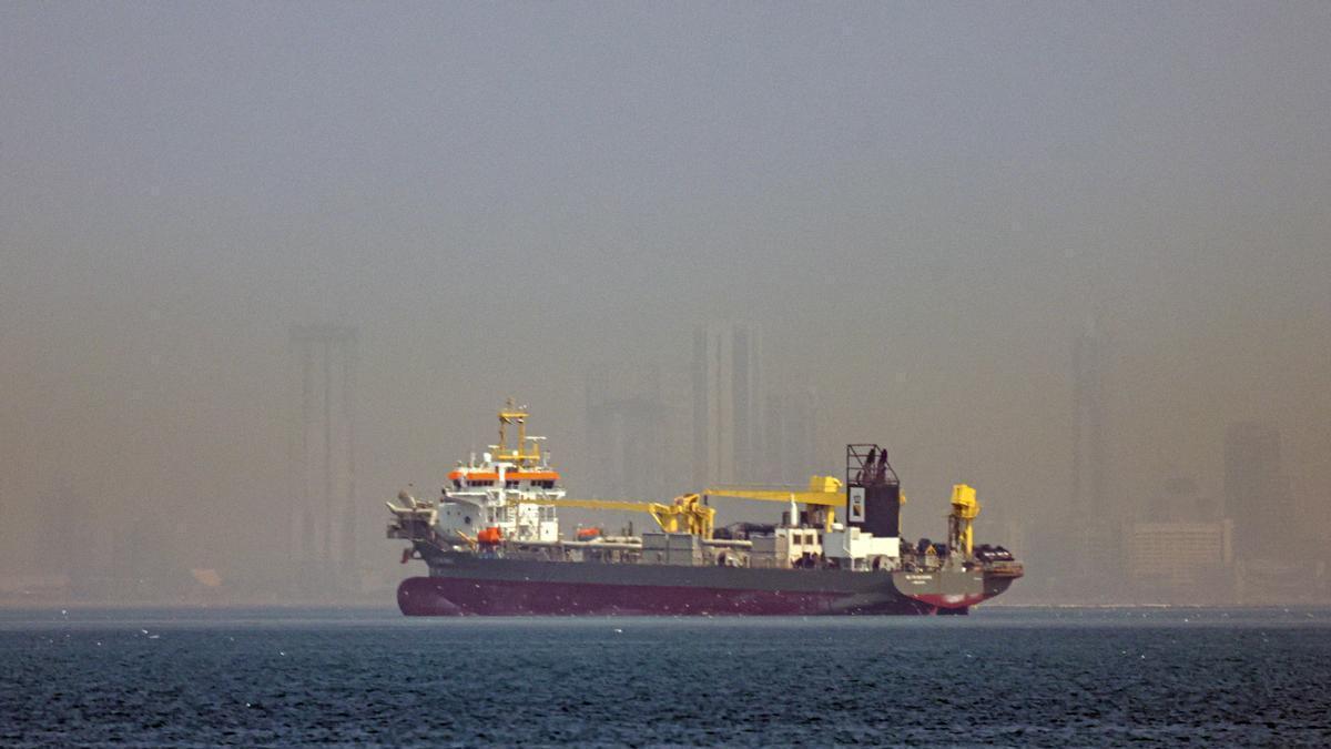 Un buque fondeado frente a la costa de Dubái, Emiratos Árabes Unidos.