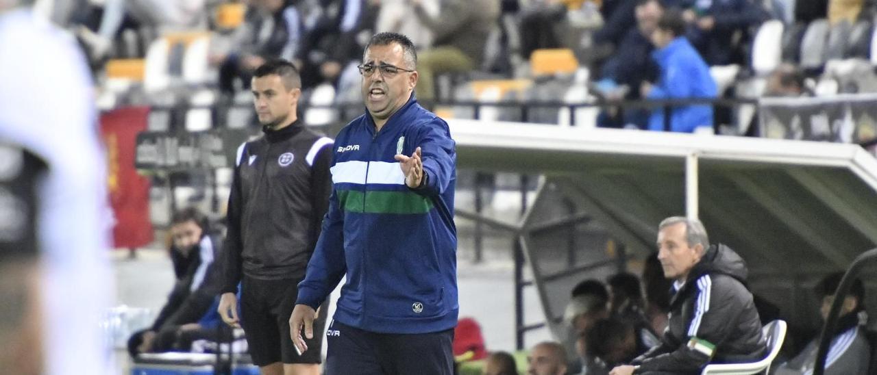 Germán Crespo, en la banda del Nuevo Vivero, da instrucciones a sus jugadores durante el encuentro del Córdoba CF, el sábado.