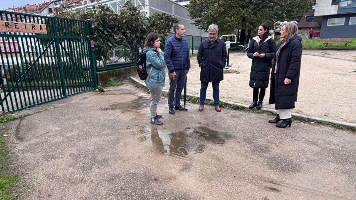 Ediles del PP en uno de los acceso al EEI Vila Laura.