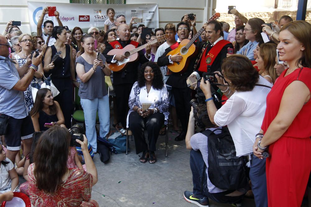 La cantante Gloria Gaynor visita el colegio público Luis Vives de Valencia