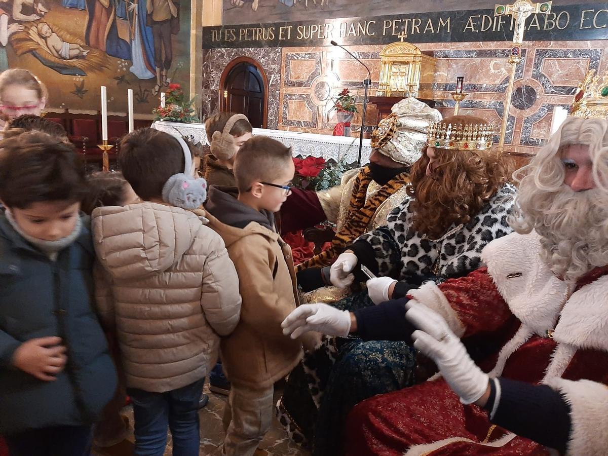 Los Reyes Magos llegan a la Pola para adorar al Niño Jesús y recibir a los pequeños