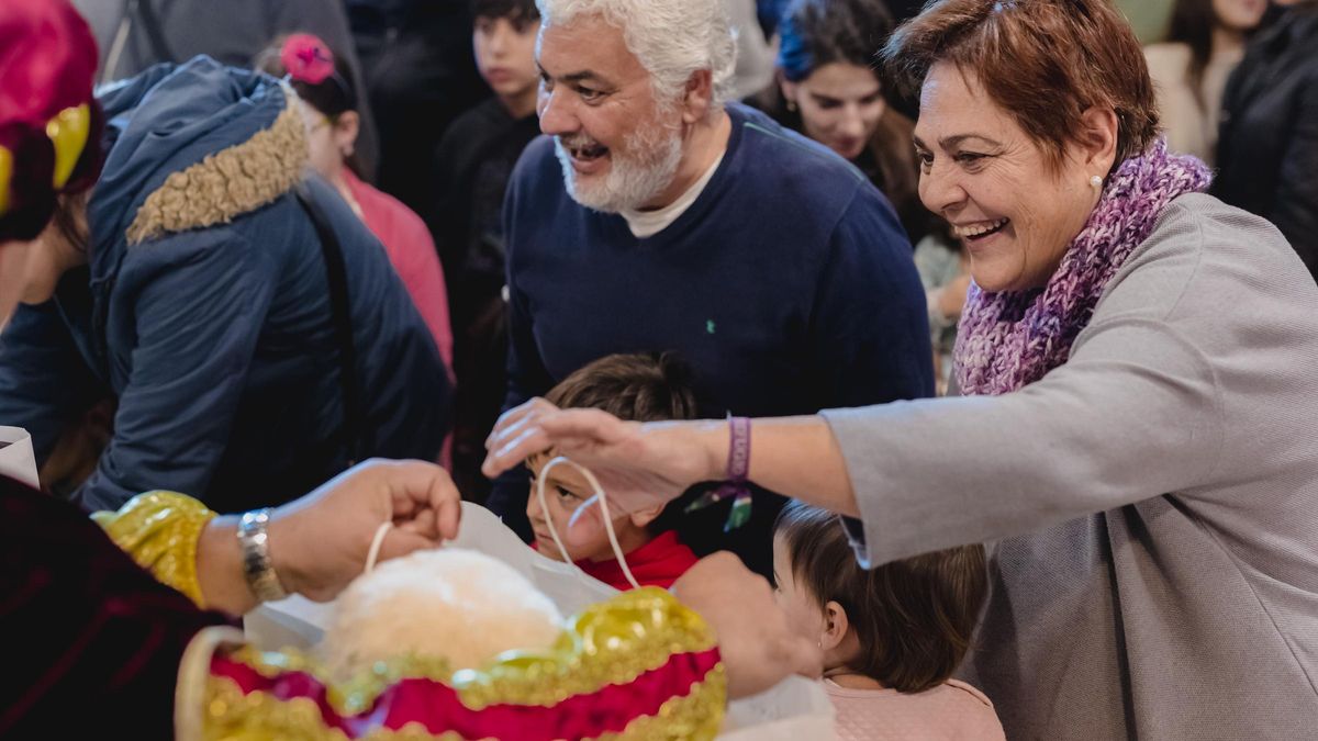 Los Reyes Magos se adelantan y reparten más de 2.300 juguetes en La Corta