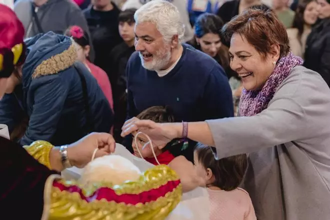 Los Reyes Magos se adelantan y reparten más de 2.300 juguetes en La Corta