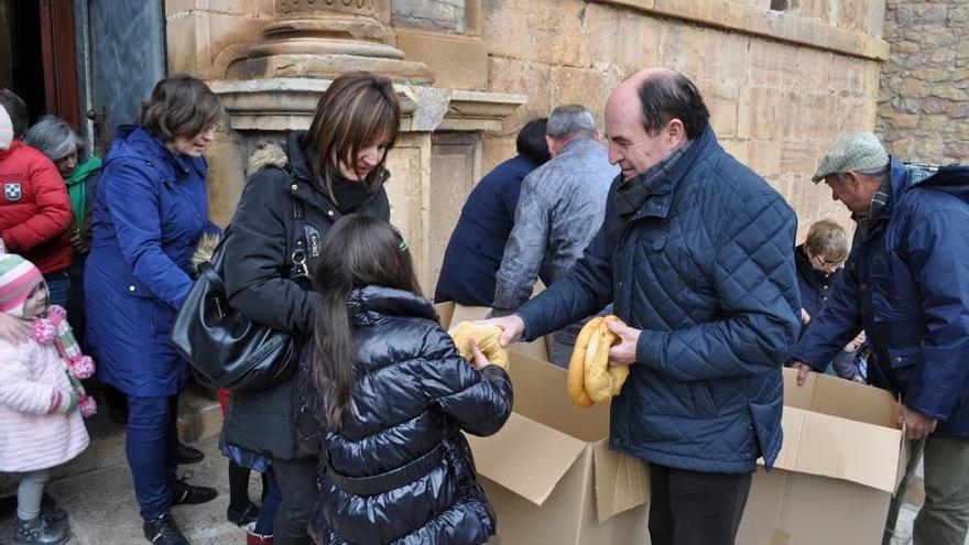 Les Useres reparte 6.000 rollos por Sant Antoni