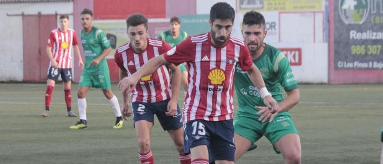 Un lance del choque entre el Alondras y el Ourense CF. | S.A.