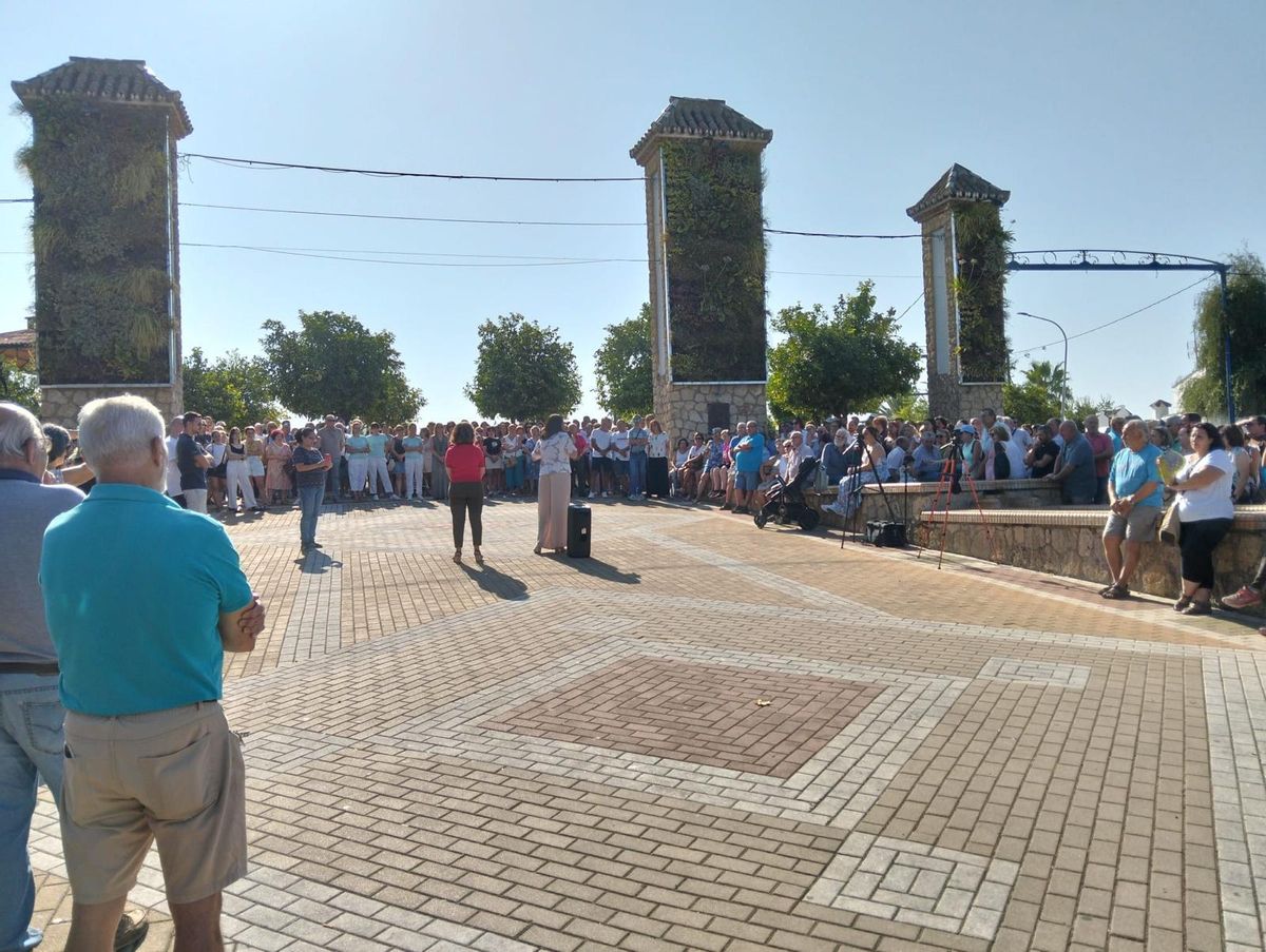 Rafi Crespín (PSOE) habla con los alrededor de 200 vecinos reunidos en Hornachuelos.