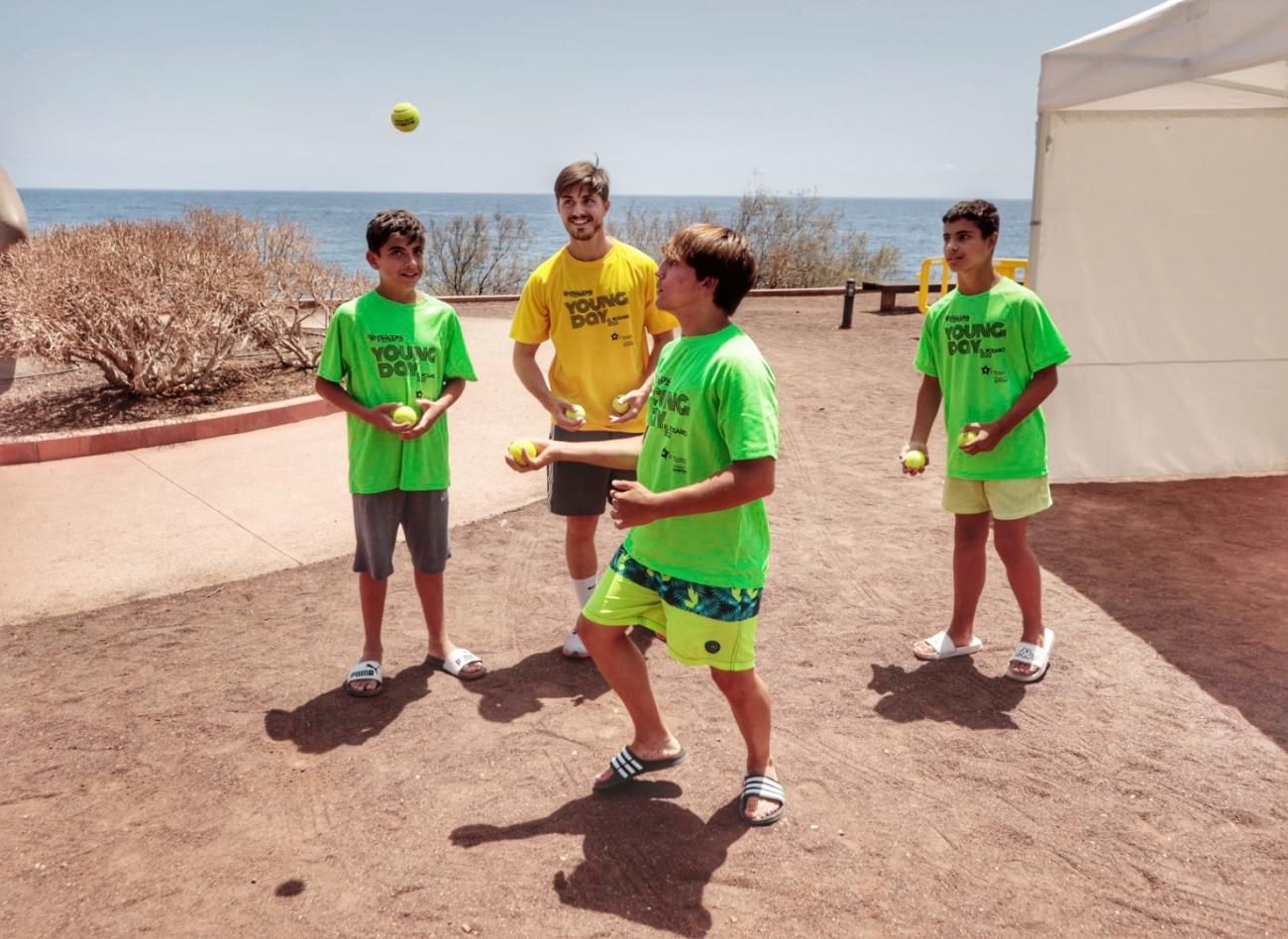 Actividades deportivas y recreativas en la playa de La Nea