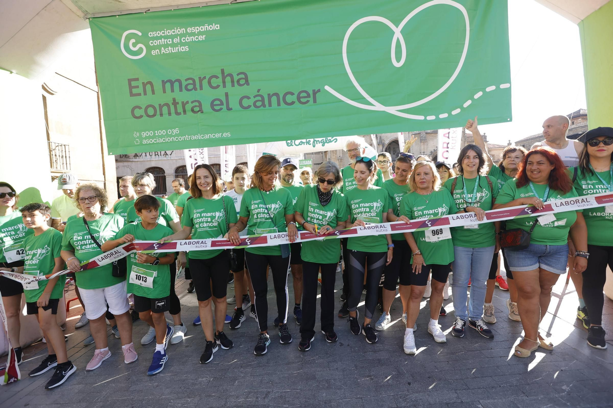 Marea verde de 1.500 corredores contra el cáncer en Oviedo