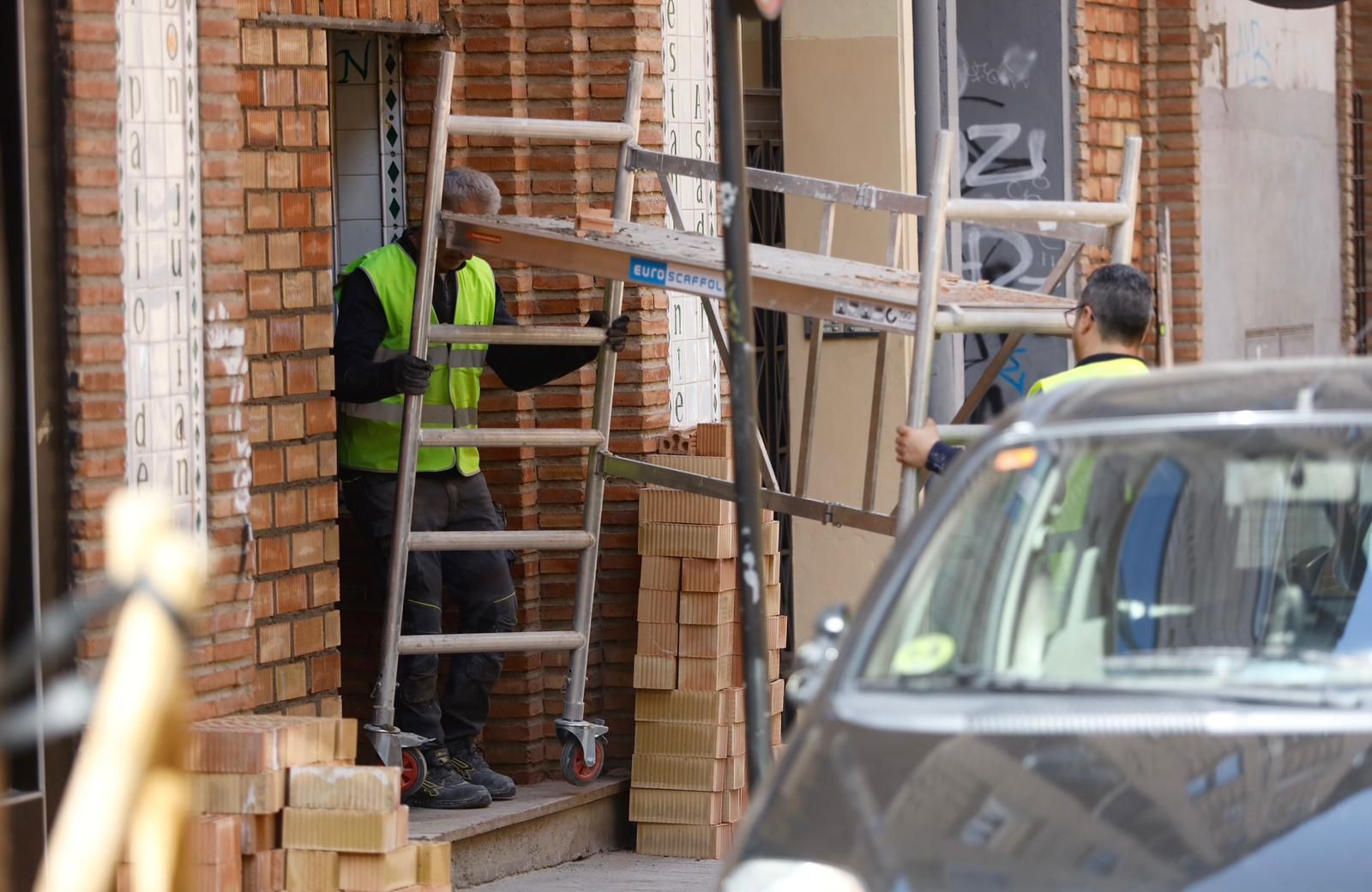 Así ha sido el desalojo de una vivienda en la calle de Don Teobaldo en Zaragoza