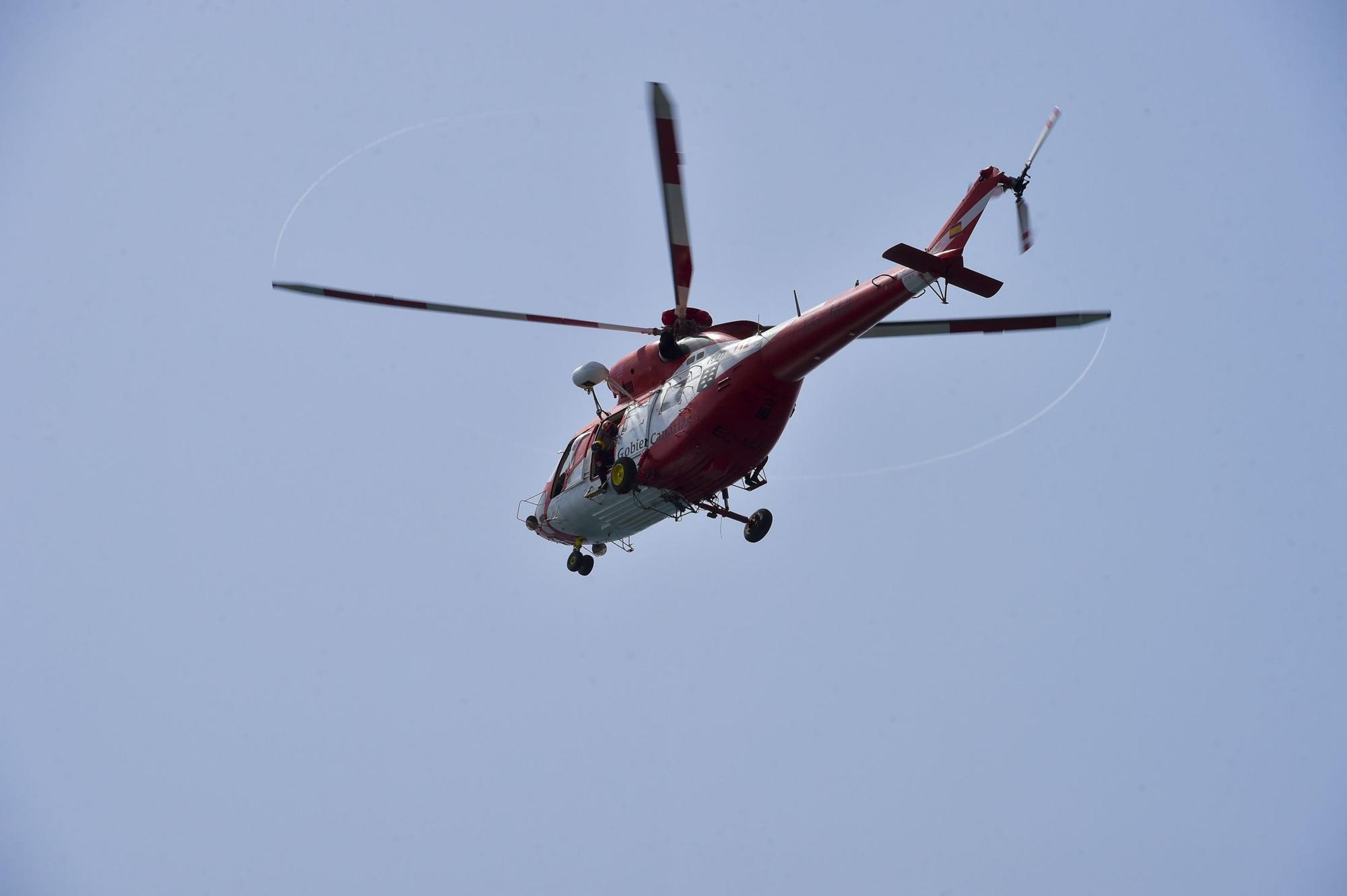 El helicóptero del GES rastrea Playa del Águila en la búsqueda del joven submarinista desaparecido (06/09/2021)