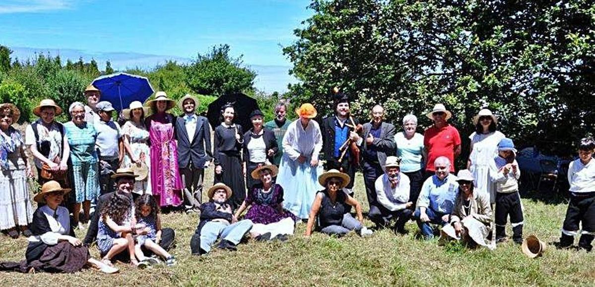 Grupo de xente participante nunha das edicións anteriores da romaría das Irmandades da Fala.