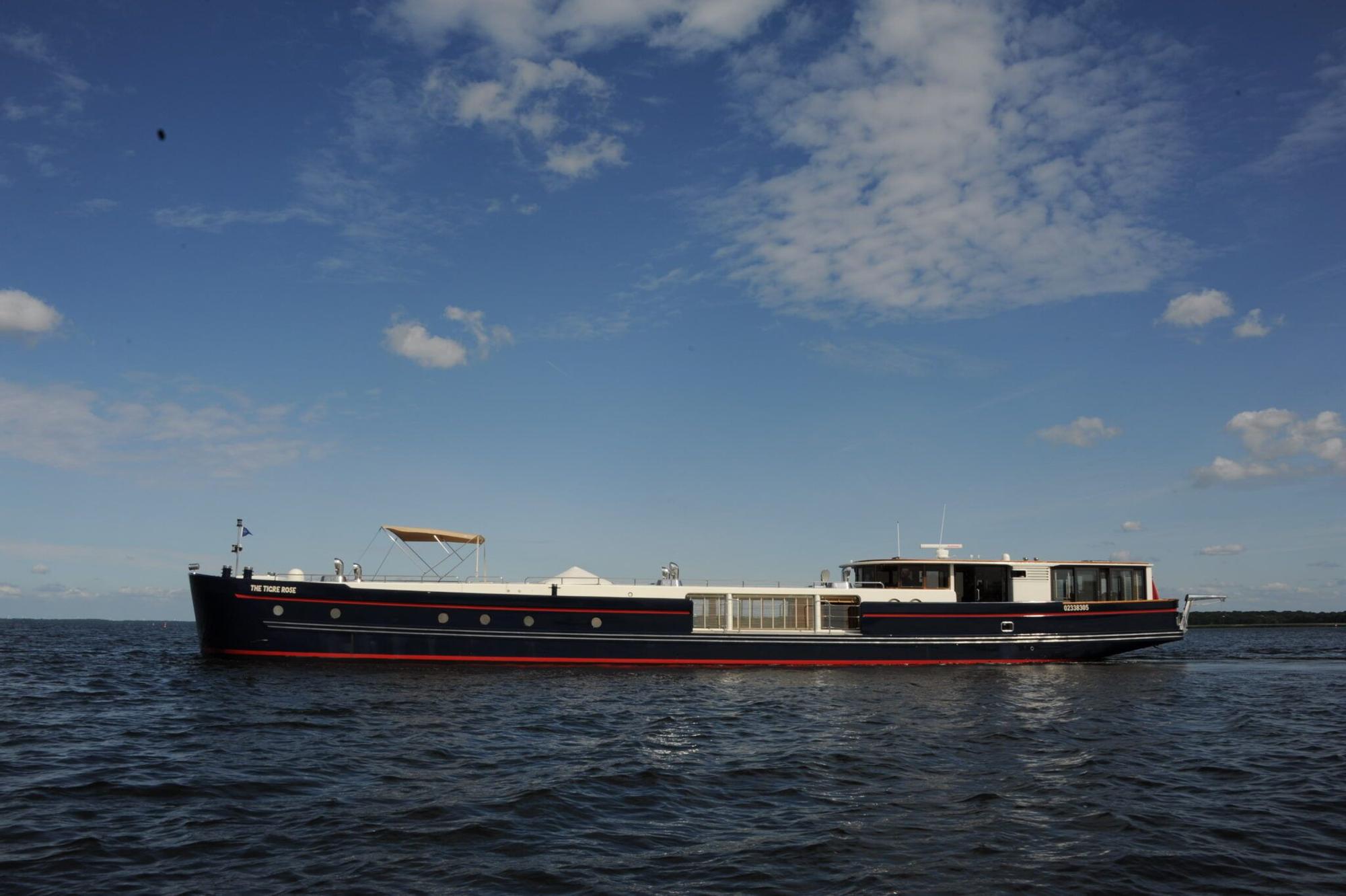 Esta barcaza de 30 años saldrá de Vigo reconvertida en un crucero de lujo para ríos y canales europeos