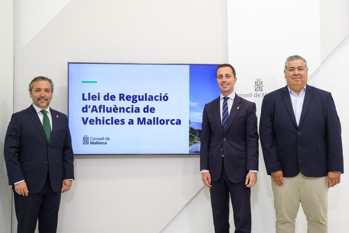 Rubio, Galmés y Oliver durante la presentación de la aprobación de la ley.