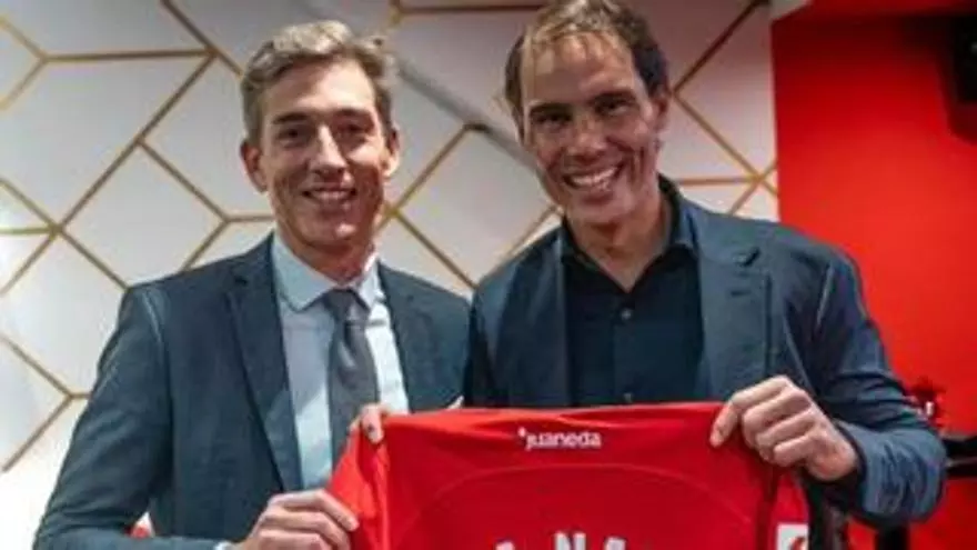 Rafa Nadal felicita al héroe del partido, Abdón Prats, y el club le regala su camiseta