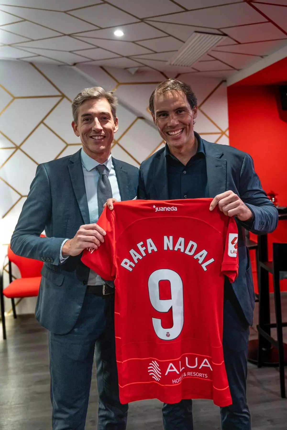 Rafa Nadal felicita al héroe del partido, Abdón Prats, y el club le regala su camiseta