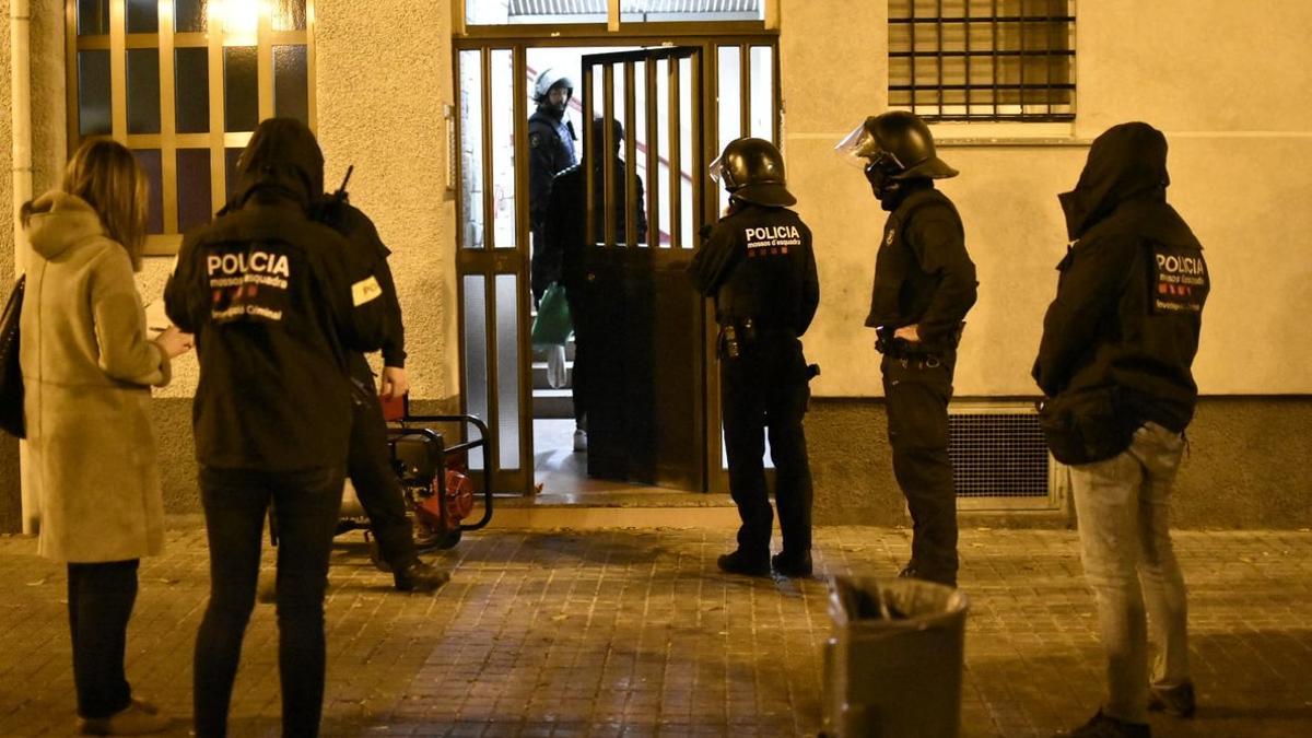 Agentes de los Mossos entran en un domicilio en Sant Roc (Badalona).