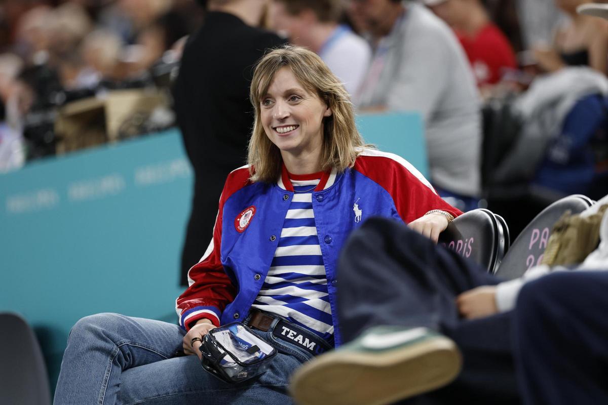 La nadadora Katie Ledecky, viendo un partido de la selección femenina de Estados Unidos.