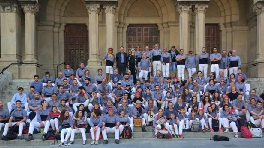 Foto dels membres de la colla castellera amb les autoritats, a les escales de Crist Rei de Manresa