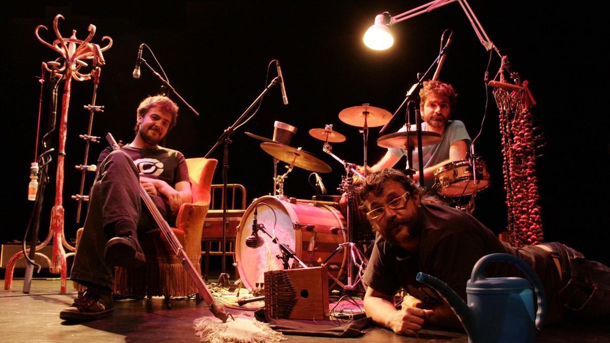 En la página de la izquierda, el grupo Bufa&amp;Sons, artífice de los conciertos de Tubs del món. Sobre estas líneas, una imagen de 'El libro de la selva' y debajo, una de las actividades que organiza el Jardí Botànic.