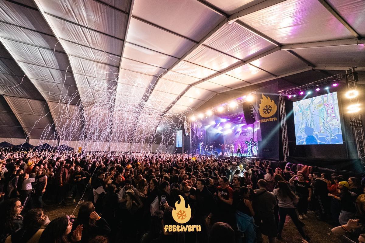 Una actuació nocturna al Festivern 2022 de Tavernes